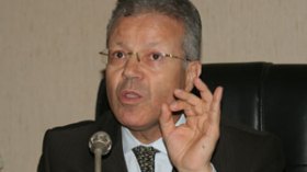 نقابات  التربية  وجمعيات  أولياء  التلاميذ  تطالب  الوزارة  بتخفيف  المناهج