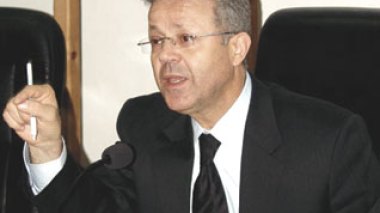 Algerian education minister vows to encourage teachers from the north to settle in the south