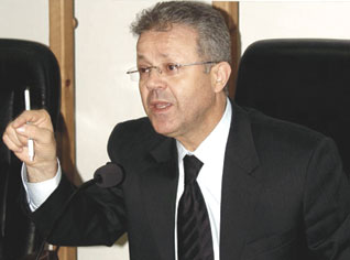 Algerian education minister vows to encourage teachers from the north to settle in the south