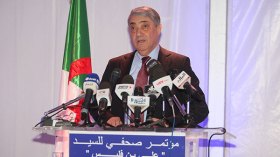 بن فليس: المعارضة لن تطلب من الجيش التدخل في السياسة