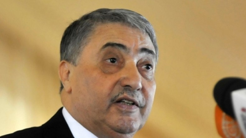 بن فليس يستثمر في خلافات منتدى رجال الأعمال