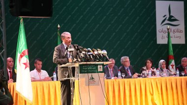 Benflis encense l’armée… et s’attaque au pouvoir