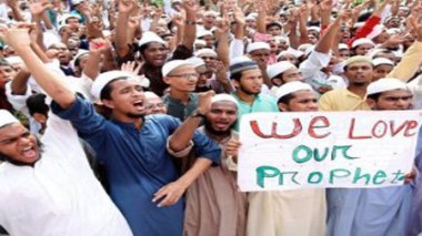 Des milliers de musulmans incendient des temples bouddhistes au Bangladesh
