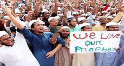 Des milliers de musulmans incendient des temples bouddhistes au Bangladesh