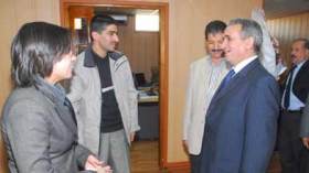 الوزير بن حمادي يزور الشروق ويهديها ورود التهاني والتقدير