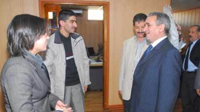 الوزير بن حمادي يزور الشروق ويهديها ورود التهاني والتقدير