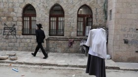 إسرائيل تعزل بلدة لليهود المتشددين