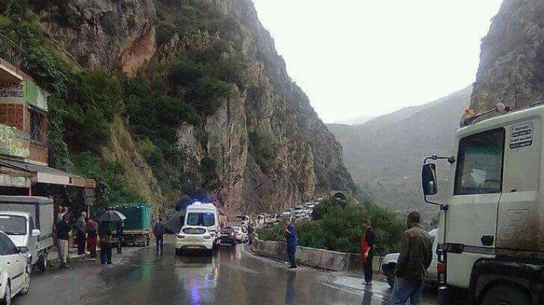 انهيار جبلي يغلق الطريق الوطني الرابط بين ميلة وجيجل ويشل حركة السير