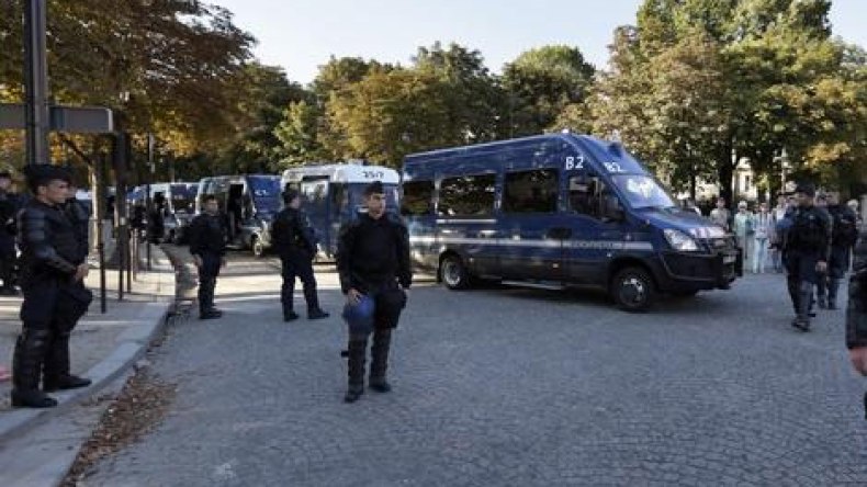 احتجاجات عنيفة في مدينة فرنسية بعد توقيف رجل اعترض على تفتيش زوجته المنقبة