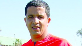 الحكمان بنوزة وحيمودي حاضران في نصف نهائي كأس “الكاف”