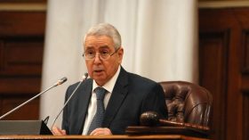 Abdelkader Bensalah signe la loi de Finances 2020