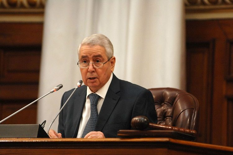 Abdelkader Bensalah signe la loi de Finances 2020