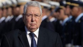 بن صالح يحضر “مجاملة” للسفراء.. والحكومة غابت “خوفا”!