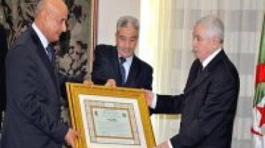 Le président Bouteflika décerne la médaille du rang “Ahid” au DG de l’ISESCO