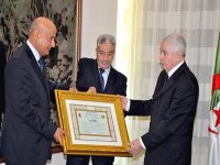 Le président Bouteflika décerne la médaille du rang “Ahid” au DG de l’ISESCO