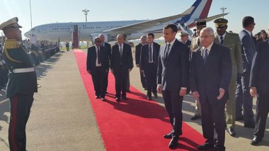 Macron arrive à Alger