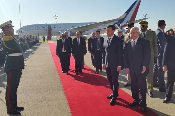Macron arrive à Alger
