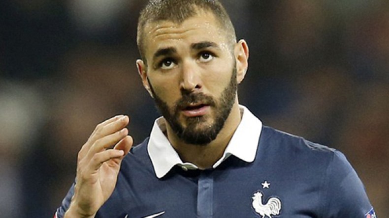 صحيفة فرنسية تؤكد قرب عودة بن زيمة إلى “الديوك”