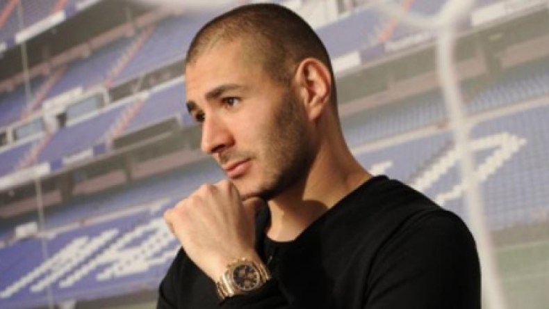 مجلة “في.آس.دي” الفرنسية تصف بن زيمة بـ”البخيل”