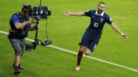 القرآن يلهم بن زيمة الفن والاطمئنان