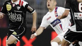 Manchester United target Karim Benzema as Carlos Tevez replacement