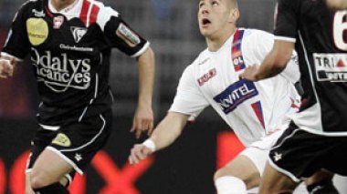 Manchester United target Karim Benzema as Carlos Tevez replacement