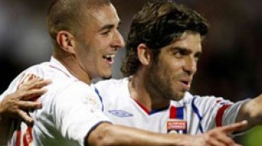 Benzema strikes twice as Lyon beat Toulouse