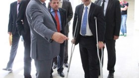 وزير الشباب والرياضة مصاب ويستند على عكازين