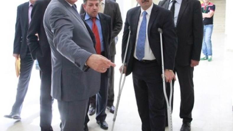 وزير الشباب والرياضة مصاب ويستند على عكازين