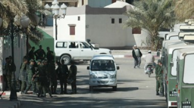 Berriane : Des maisons saccagées, pillées et incendiées par les émeutiers masqués qui ensuite filment le carnage.