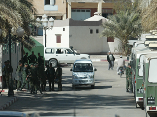Berriane : Des maisons saccagées, pillées et incendiées par les émeutiers masqués qui ensuite filment le carnage.