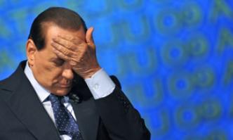 Italie: Berlusconi remporte un vote-test mais perd la majorité absolue