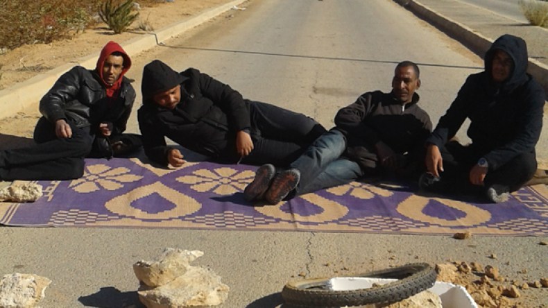 عمال يعتصمون أمام مركز ردم النفايات ويشلون نشاطه بأولاد جلال