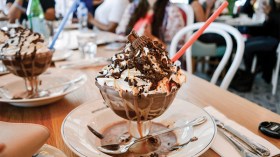 قاعات المثلجات.. متنفس العائلات لمواجهة حرارة الصيف