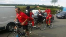 “الشياطين الحمر” في نزهة!