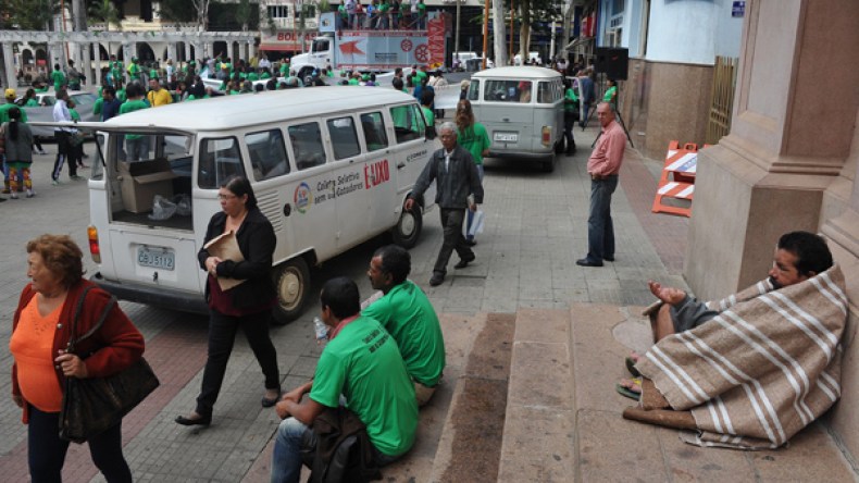 عزوف كروي سببه “الدولار”.. و”الخبزة” أغلى من أهداف نيمار