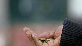 متسولون يدعون أنهم طلبة بحاجة لطبع المذكرات لإستعطاف المحسنين