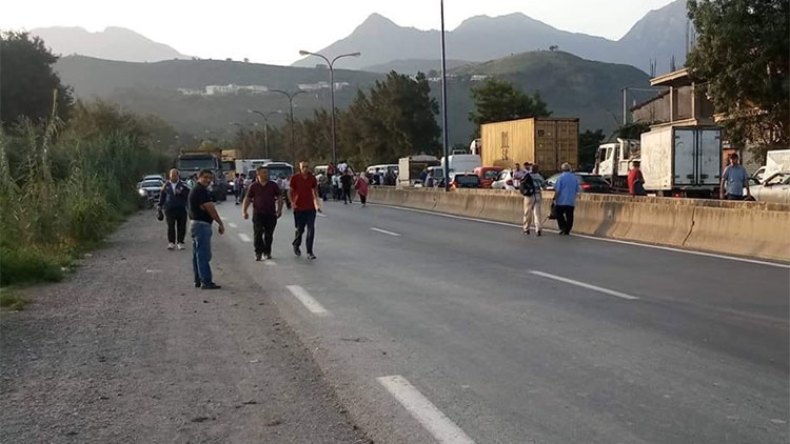 شبان يعاودون غلق الطريق للمطالبة بإعادة التحقيق في مقتل “زوبير” ببجاية