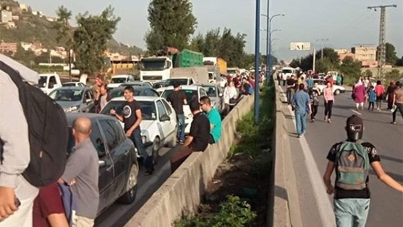 غاضبون يغلقون طريق بجاية – سطيف ويعذبون مستعمليه