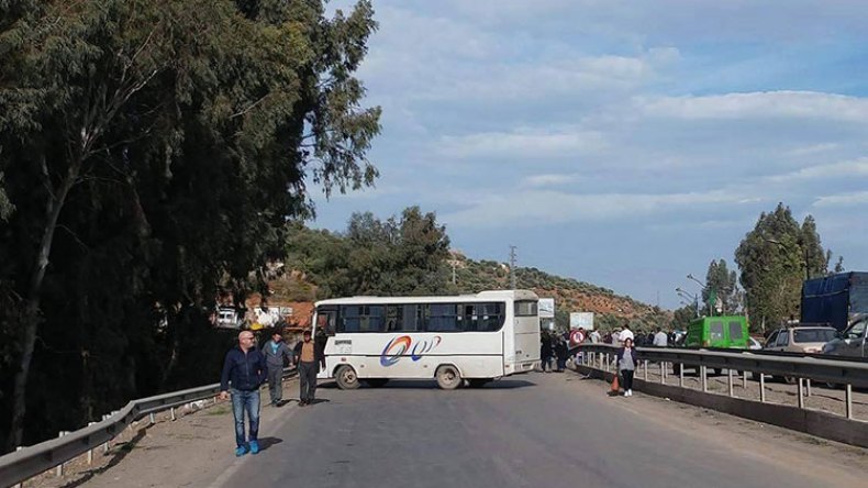 طالبو السكن يشلون طريقين وطنيين ببجاية