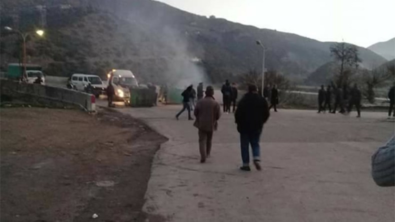 غاضبون يعزلون بجاية شرقا وغربا