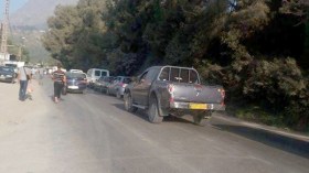 تاجر فوضوي “يحتج” بغلق طريق بجاية – سطيف ويحتجز مئات المسافرين