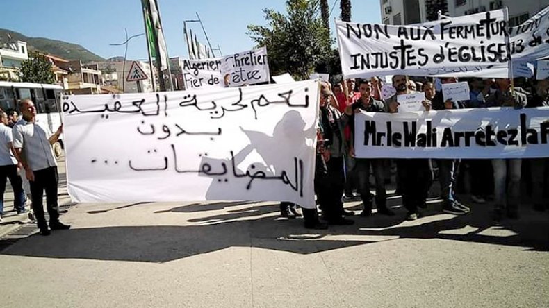 مسيحيون يتجمهرون أمام مقر ولاية بجاية