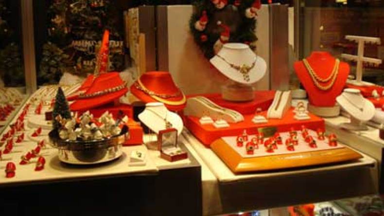 شرطية تقود عصابة للسطو على محلات المجوهرات