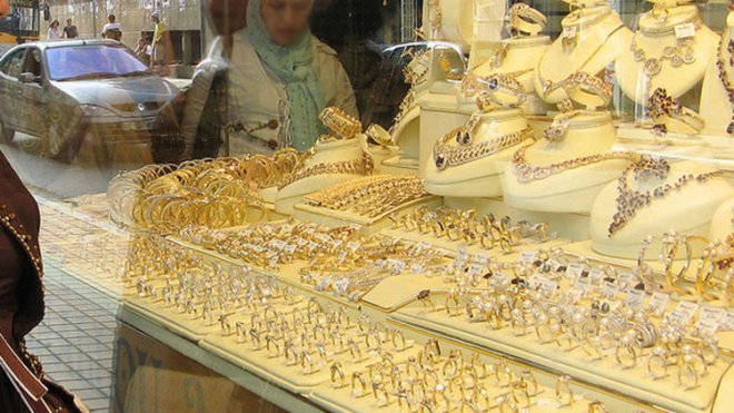 سيدة تتنكر في زي مغتربة للسطو على محلات المجوهرات