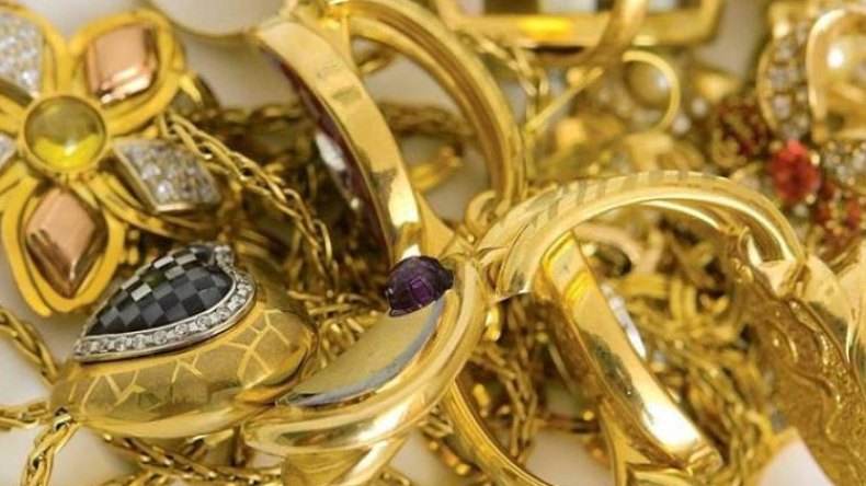 هكذا سرقت “متسوّلتان” مجوهرات عجوزٍ بعد غدرها بقارورة زجاجية!