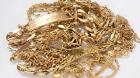 منظفة تدخل البيوت وتسرق أموال ومجوهرات العائلات وبطاقات تعريفهم