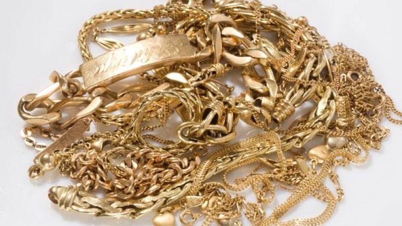 منظفة تدخل البيوت وتسرق أموال ومجوهرات العائلات وبطاقات تعريفهم