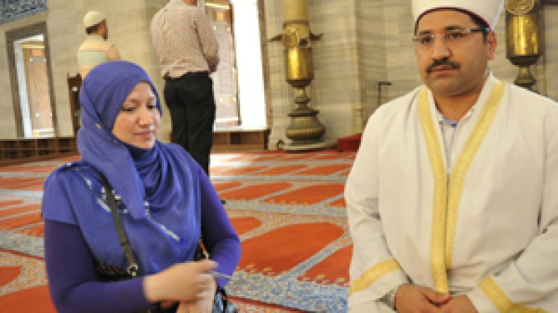 يحزننا دخول سائحات عاريات إلى مساجدنا لكننا سنضع حدا للظاهرة