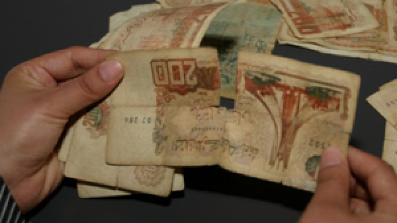 أوراق مالية في حلّة “الشيفون” وأخرى للمكبوتات والكتابات الخارجة عن القانون